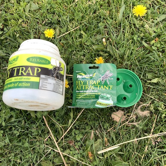 Reusable Outdoor Fly Trap With One Packet Of Non-Toxic Attractant - Picture 2 of 5